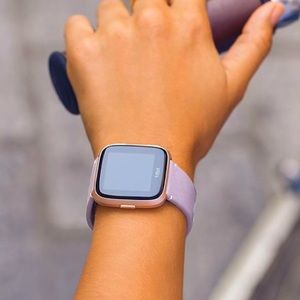 FITBIT versa fitness smart watch lavender band rose gold hardware